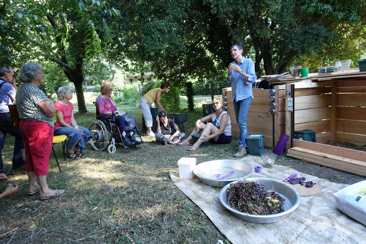 DSC07101.JPG - 26 juin 2018 : atelier de lancement du compostage animé par Coralie Scribe